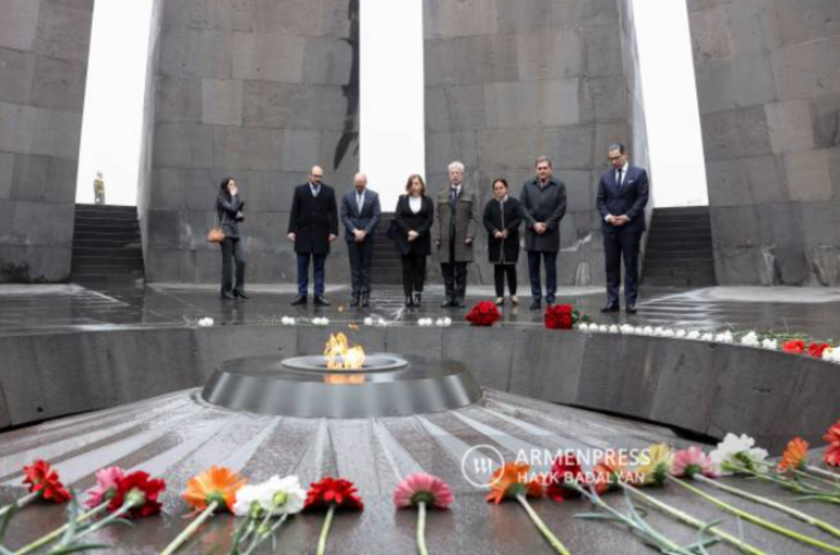Կիպրոսի ԱԳ նախարարը հարգանքի տուրք է մատուցել Հայոց ցեղասպանության զոհերի հիշատակին