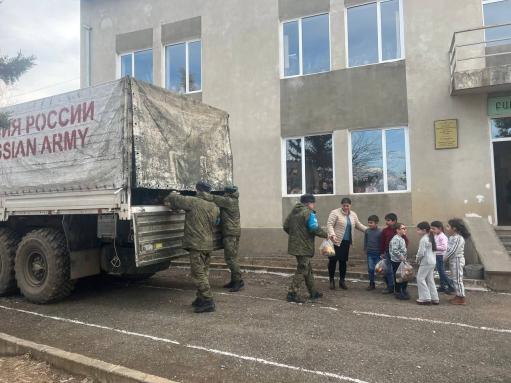Военнослужащие российского миротворческого контингента провели гуманитарную акцию в школах Аскеранского района 