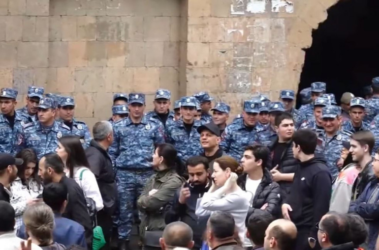 ԵՊՀ արևելագիտության ֆակուլտետի դեկանը և  մի խումբ ուսանողներ միացան ցուցարարներին