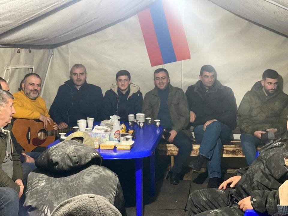 Սբ. Ծննդյան գիշերը Իշխան Սաղաթելյանն անցկացրել է նստացույց անող քաղաքացիների հետ