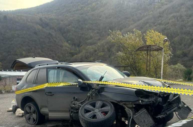 Իջևանում «Porsche Cayenne»-ը բախվել է ճանապարհի բաժանարար գոտու բետոնե հատվածին. կան վիրավորներ