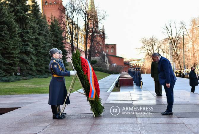 Премьер-министр возложил венок к памятнику Неизвестному солдату в Москве