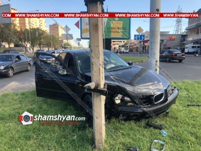 Երևանում բախվել են Mercedes G 63-ն ու BMW-ն. BMW-ն հայտնվել է գազոնում՝ բետոնե սյուների արանքում