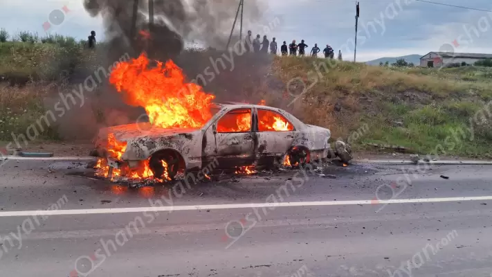 Տավուշի մարզում «Mercedes»-ը բախվել է բետոնե արգելապատնեշներին և բռնկվել․ կրակն ու ծուխը տեսանելի են մի քանի 100 մետրից, ավտոմեքենան վերածվել է մոխրակույտի