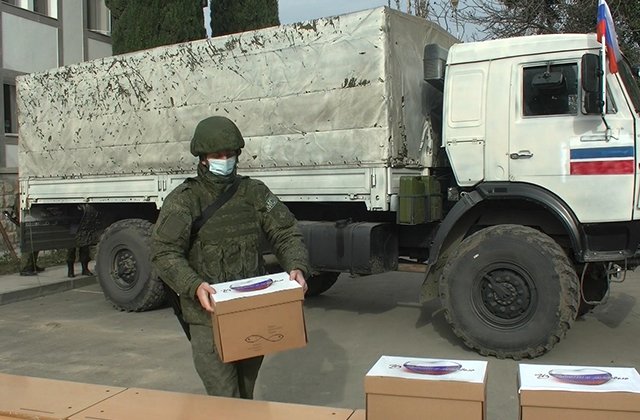 Ռուս խաղաղապահները բարերարների հետ մեկ տոննա մարդասիրական օգնություն են փոխանցել ԼՂ-ում բուժկենտրոնին