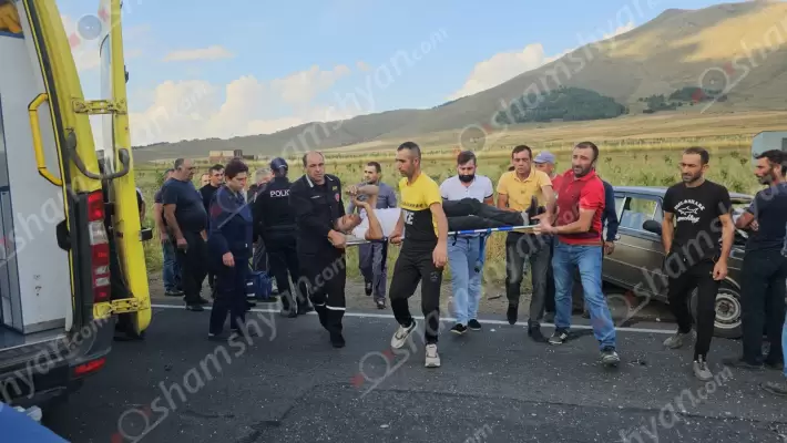 Խոշոր ավտովթար Արագածոտնի մարզում. բախվել են Opel Zafira-ն ու ՎԱԶ-2106-ը. կան վիրավորներ