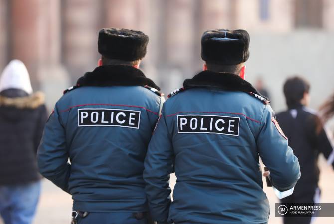 Ուժեղացված ծառայության ընթացքում ոստիկանները Երևանում հայտնաբերել են 21 միավոր սառը զենք, 2 ինքնաձիգ, մարտական և գազային ատրճանակներ