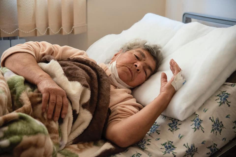 1938 թ. ծնված Ռուզաննա Սարգսյանը վիրավորվել է հոկտեմբերի 16-ի լույս 17-ի գիշերը Ստեփանակերտի հրթիռակոծության հետևանքով (լուսանկարներ)