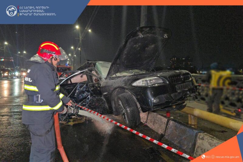 1 զոհ, 3 վիրավոր. Կիևյան կամրջի վրա բախվել են Nissan-ը և BMW-ն. վերջինը մասամբ անցել է արգելապատնեշը