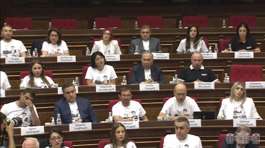 «Հայաստան» դաշինքի պատգամավորների շապիկներին Սյունիքի կալանավորված համայնքապետերի նկարներն են