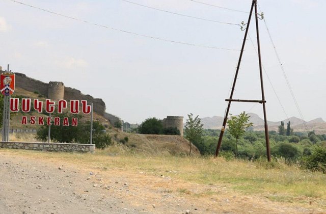 Ադրբեջանցիներն Արցախի Խրամորթ գյուղի բնակիչներից հայերենով պահանջում են լքել տները (տեսանյութ)