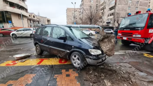 «Opel»-ը Սունդուկյան-Վաղարշյան փողոցների խաչմերուկում տապալել է էլեկտրասյունը․ կա վիրավոր