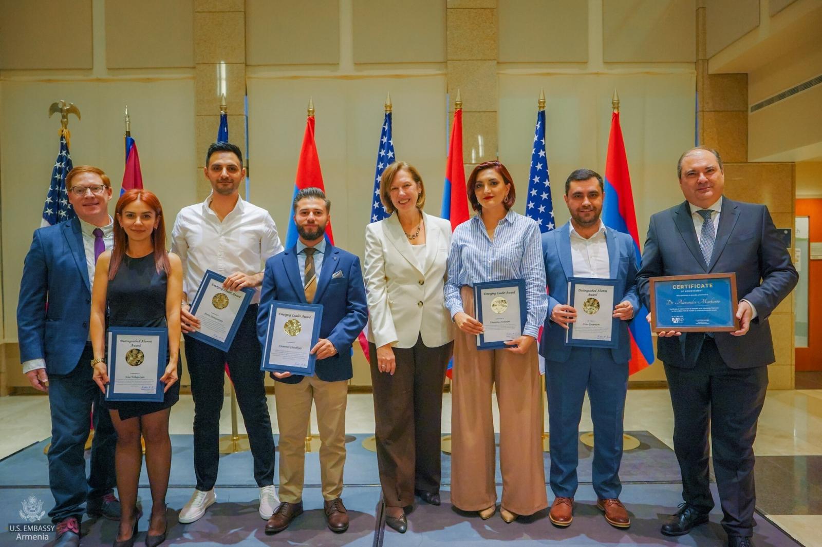 Քրիստինա Քվինը պարգևներ է հանձնել հայ-ամերիկյան փոխգործակցության ամրապնդման հարցում ակնառու ներդրում ունեցած 5 շրջանավարտի