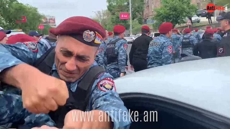 «Հայի ամուր բազուկ». Տիգրան Աբրահամյանը բռունցքով հարվածող ոստիկանի լուսանկար է հրապարակել