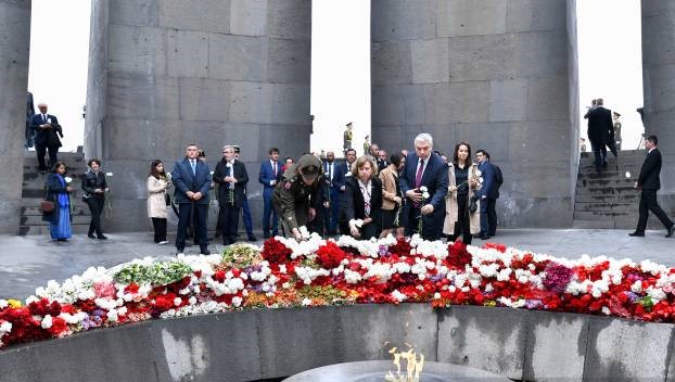 Сегодня я присоединилась к армянскому народу, чтобы вспомнить о 1,5 миллионе жертв Геноцида армян: посол США