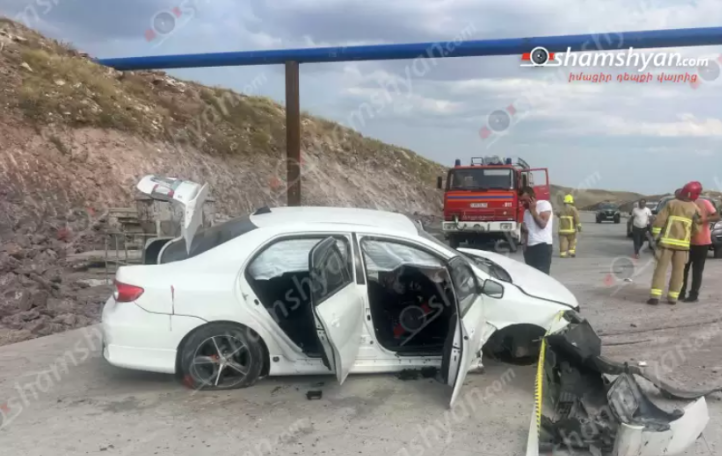 Արագածոտնի մարզում «Toyota Corolla»-ն բախվել է բետոնե արգելապատնեշներին, ապա երկաթե սյանը. կա 3 վիրավոր
