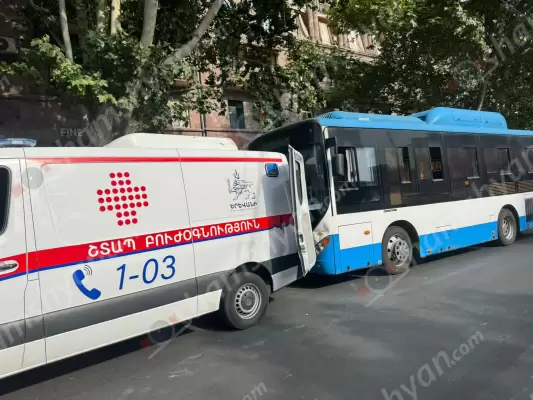 Երևանում թիվ 67 երթուղու ավտոբուսում ուղևորը մահացել է, նրան օգնություն ցուցաբերելու ժամանակ ավտոբուսն ինքնաբերաբար շարժվել ու բախվել է շտապօգնության մեքենային
