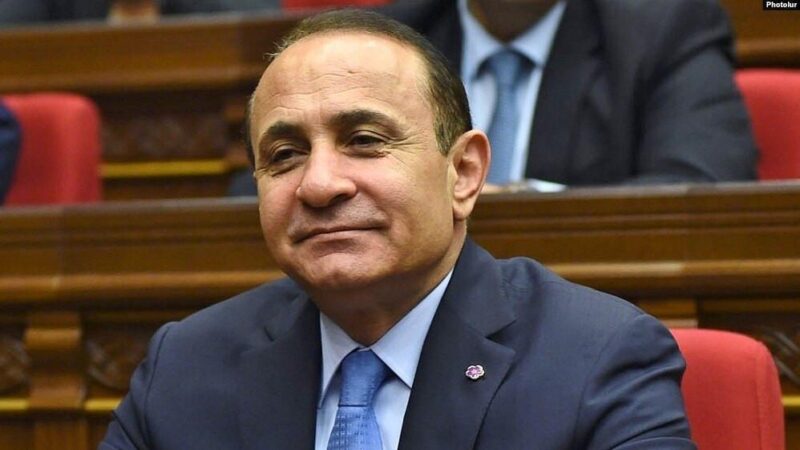Հովիկ Աբրահամյանին չեն ուզում ՀՀ-ից դուրս թողնել. «Հրապարակ»