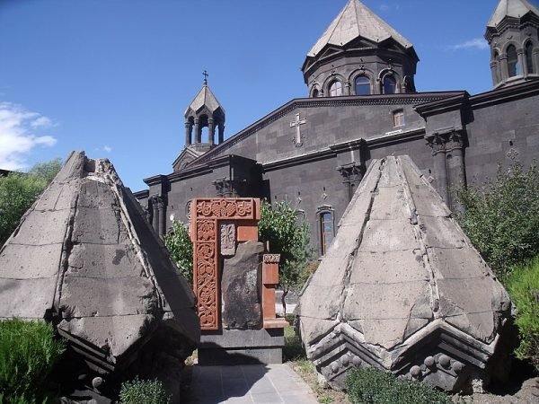 Գյումրիում եկեղեցու պահեստից 73 500 հատ մոմ է անհետացել