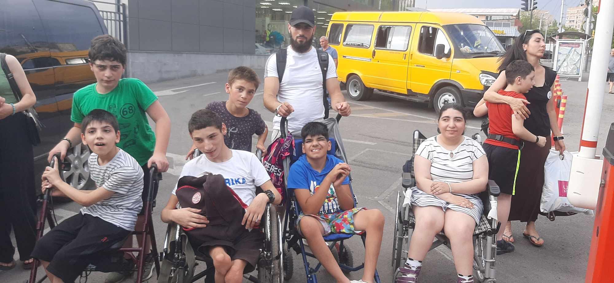 Վանաձորից Երևան հասած հաշմանդամություն ունեցող երեխաներին թույլ չեն տվել մտնել Ջրաշխարհ. կխանգարեն մյուսների հանգիստը