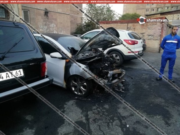  Երևանում հրդեհ է բռնկվել կայանված Hyundai Elantra-ում․վնասվել են նաև կողքին կայանված մեքենաները