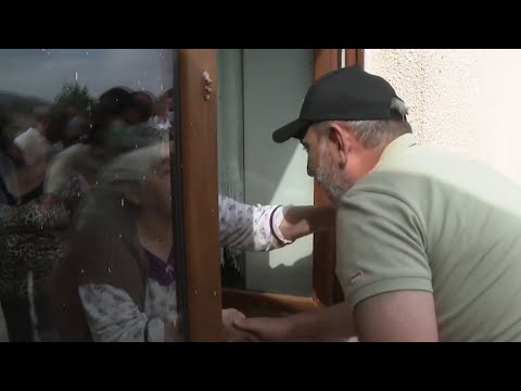Ուզում եմ Ձեզ մայրական ջերմ համբուրեմ. Փաշինյանն ու տավուշցի տատիկը ողջագուրվեցին