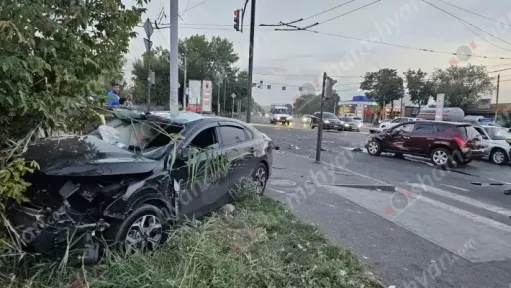 Երևանում բախվել են Nissan-ը և Kia-ն. վերջինը բախվել է պարսպին. կա 3 վիրավոր