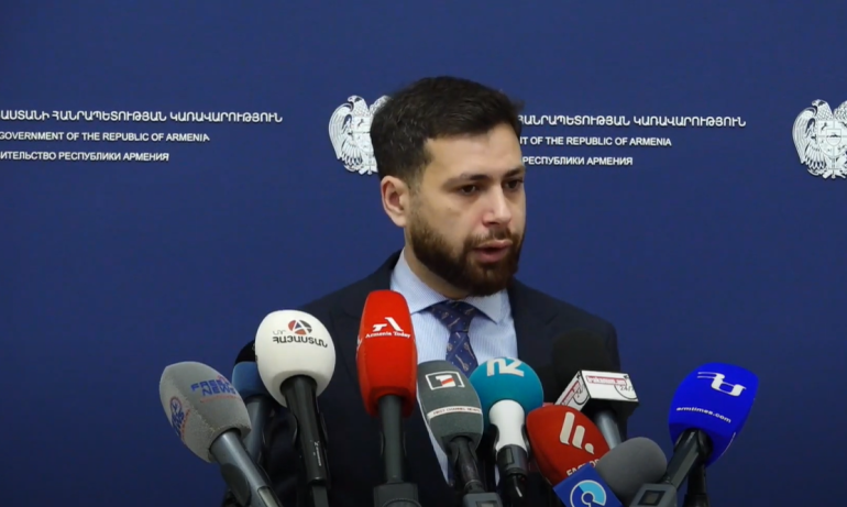 Ես երբեմն իմ ընկերների հետ ժամանակ անցկացնում եմ. բայց որևէ կնոջ հետ վիճաբանելու միջադեպի մասին տեղեկությունները սուտ են. Կոստանյան