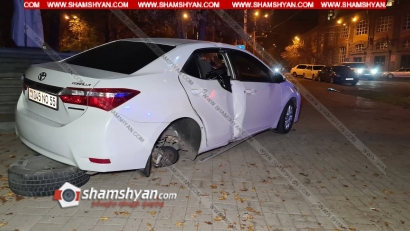 Երևանում բախվել են Mercedes-ն ու Toyota Corolla-ն, վերջինս տապալել է ցուցանակն ու հայտնվել մայթին. կա վիրավոր