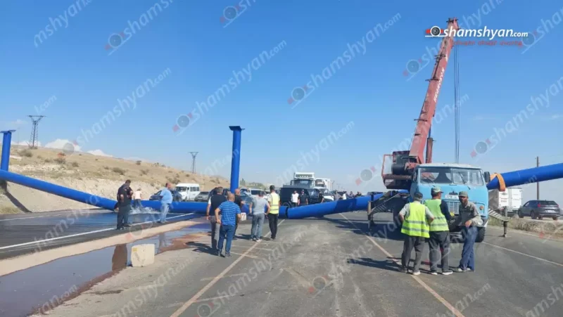 Երևան-Գյումրի գլխավոր ճանապարհին նոր տեղադրված ջրախողովակները տապալվել ու փակել են ճանապարհը