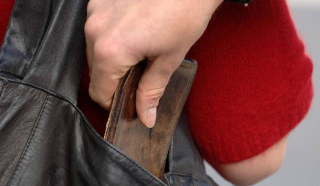 Երթուղային ավտոբուսում ուղևորի դրամապանակը գողացած տղամարդիկ ձերբակալվել են