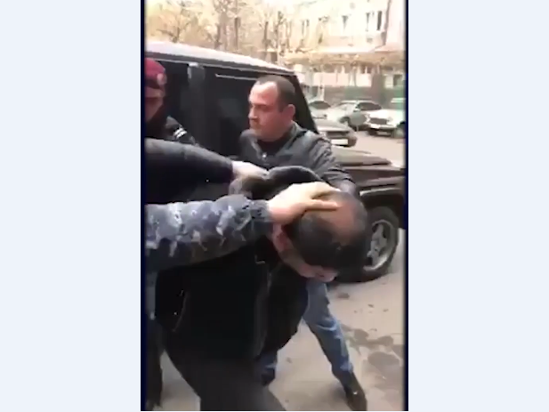 Ինչպես են «ասֆալտին փռում» տաքսու տարեց վարորդին ծեծած վարորդին