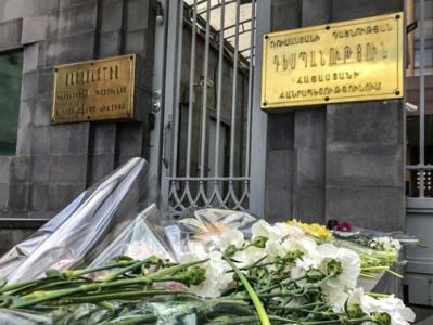 Երևանցիները ծաղիկներ են խոնարհել ՀՀ-ում ՌԴ դեսպանության մոտ՝ Արցախում զոհված ռուս զինվորների հիշատակին
