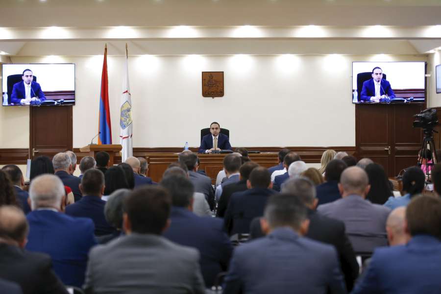 Ընդդիմադիր ֆրակցիաների ներկայացուցիչները հայտարարեցին, որ նախկինի պես պնդում են զեկուցվող դարձնել բոլոր հարցերը
