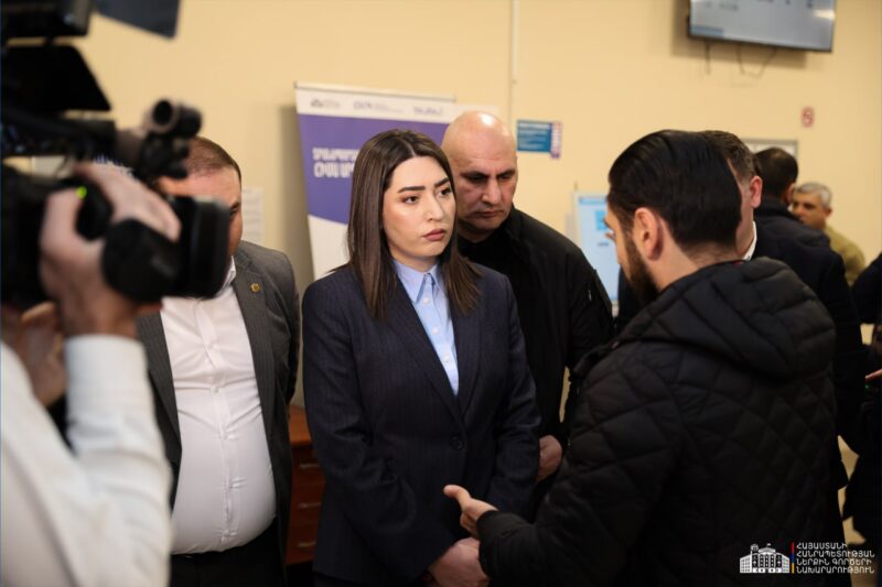 Հերթերի խնդիրը լուծելու համար հանձնարարական է տրված․ ՆԳ նախարարն այցելել է Երևանի հաշվառման բաժին