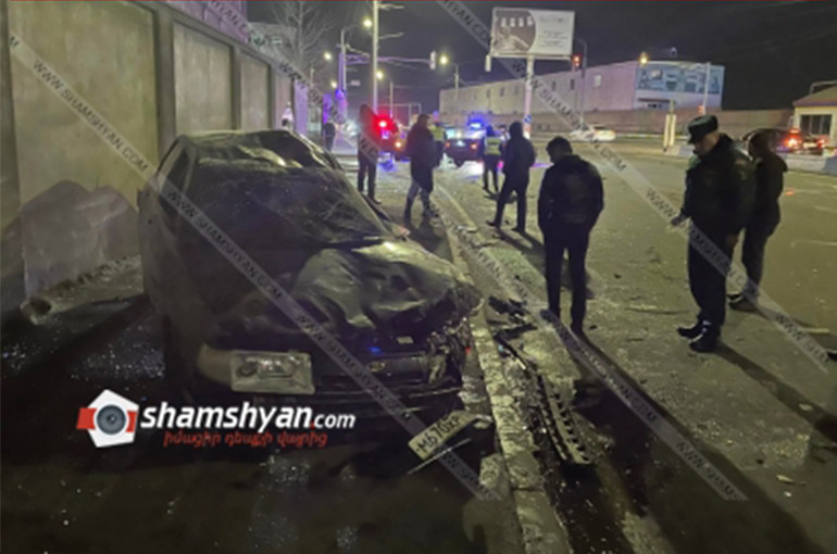 Երևանում` Ոստիկանության զորքերի զարամասի դիմաց բախվել են Volkswagen-ն ու ՎԱԶ 21101-ը․ կա վիրավոր