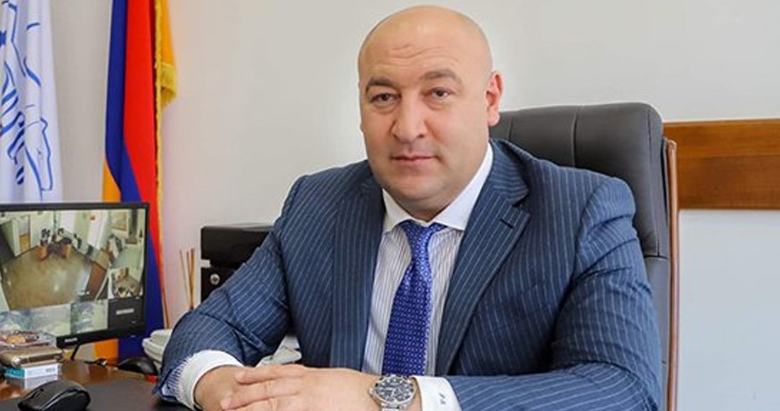 Փաշինյանի հեռացման հարցը առկախվելուց հետո Արցախի դրոշը Քաջարանի քաղաքապետի սեղանից անհետացավ․ «Ժողովուրդ»