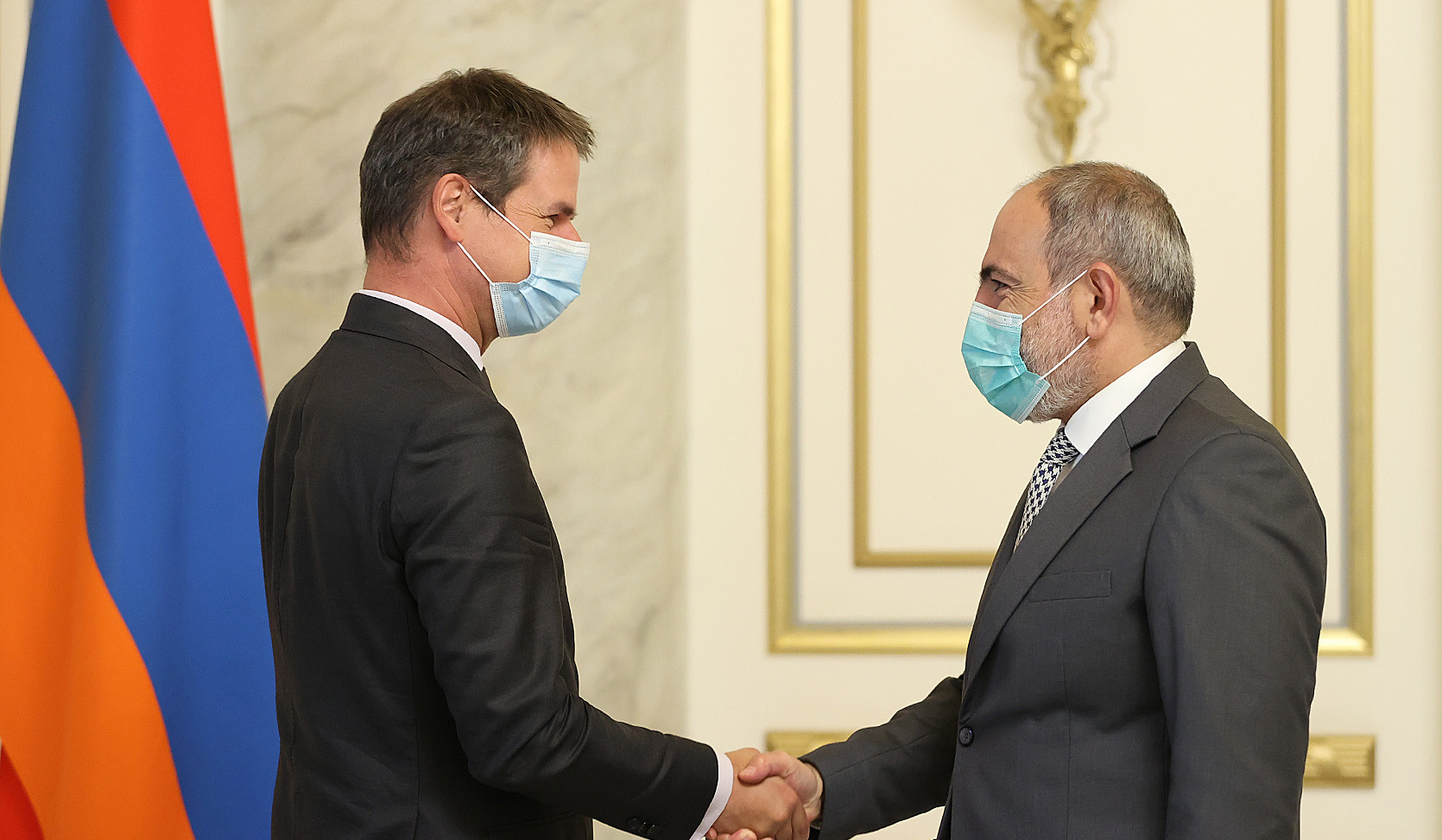 Премьер-министр Пашинян провел прощальную встречу с послом Франции Джонатаном Лакотом