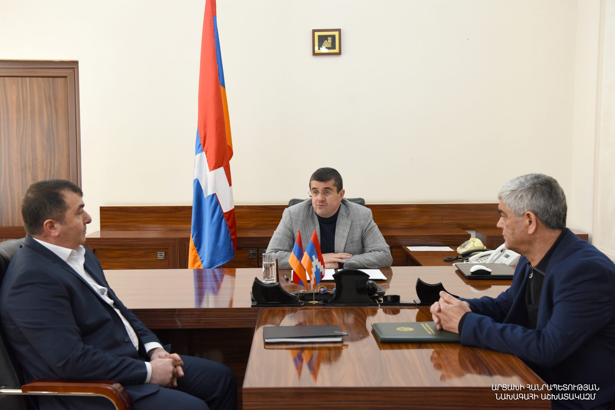 Президент Арутюнян представил нового секретаря Совета безопасности сотрудникам аппарата структуры