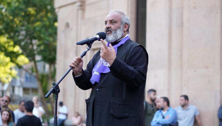 Խաղաղության պայմանագիրը մենք պետք է կնքենք, ոչ թե այս մարդիկ, իրենք խաղաղությունը մուրում են ուղղակի. Սրբազան