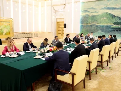 ՉԺՀ-ի հետ հարաբերությունները ՀՀ-ի արտաքին քաղաքականության կարեւոր առաջնահերթություններից են. Արշակյանը՝ Լոու Ցինծյանին
