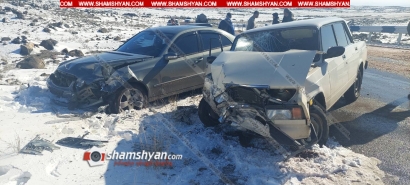 Խոշոր ավտովթար՝ Արագածոտնի մարզում. բախվել են Mercedes-ն ու «07»-ը, կա 5 վիրավոր