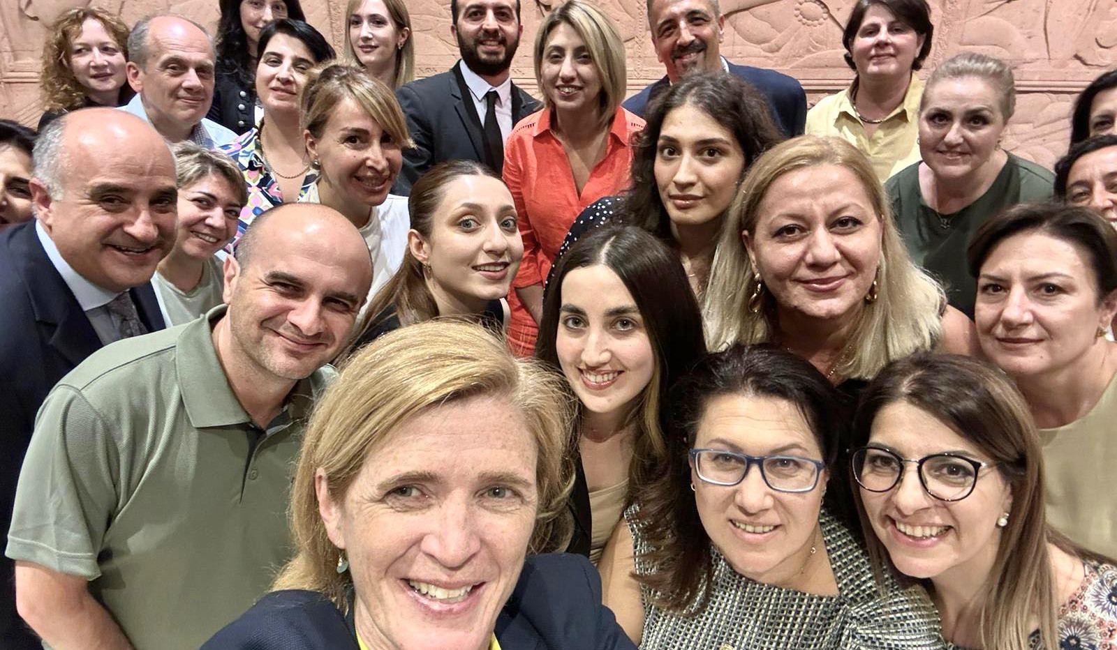 Սամանթա Փաուերը ԱՄՆ ՄԶԳ հայաստանյան առաքելության աշխատակիցներին շնորհակալություն է հայտնել ՀՀ-ում դրական փոփոխություններին նպաստելու համար
