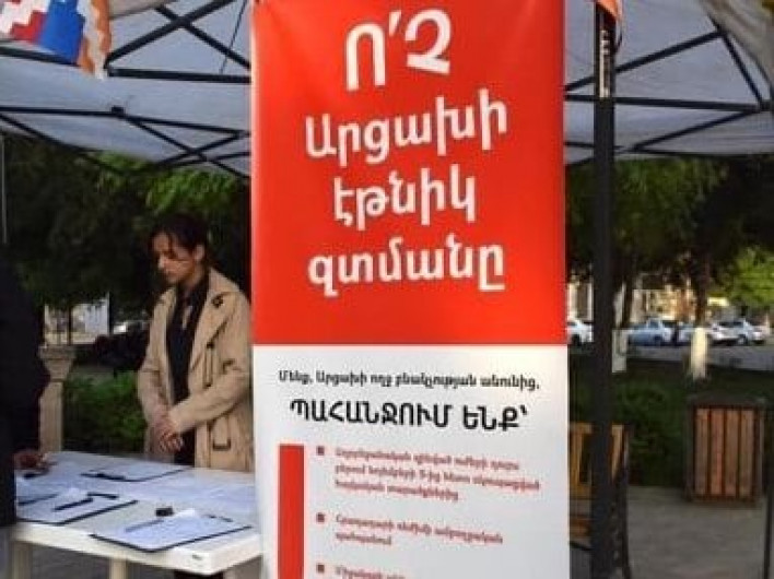 «Ո՛Չ Արցախի էթնիկ զտմանը» նախաձեռնության անդամներն ակցիա են կազմակերպել դեսպանատների դիմաց (ուղիղ)