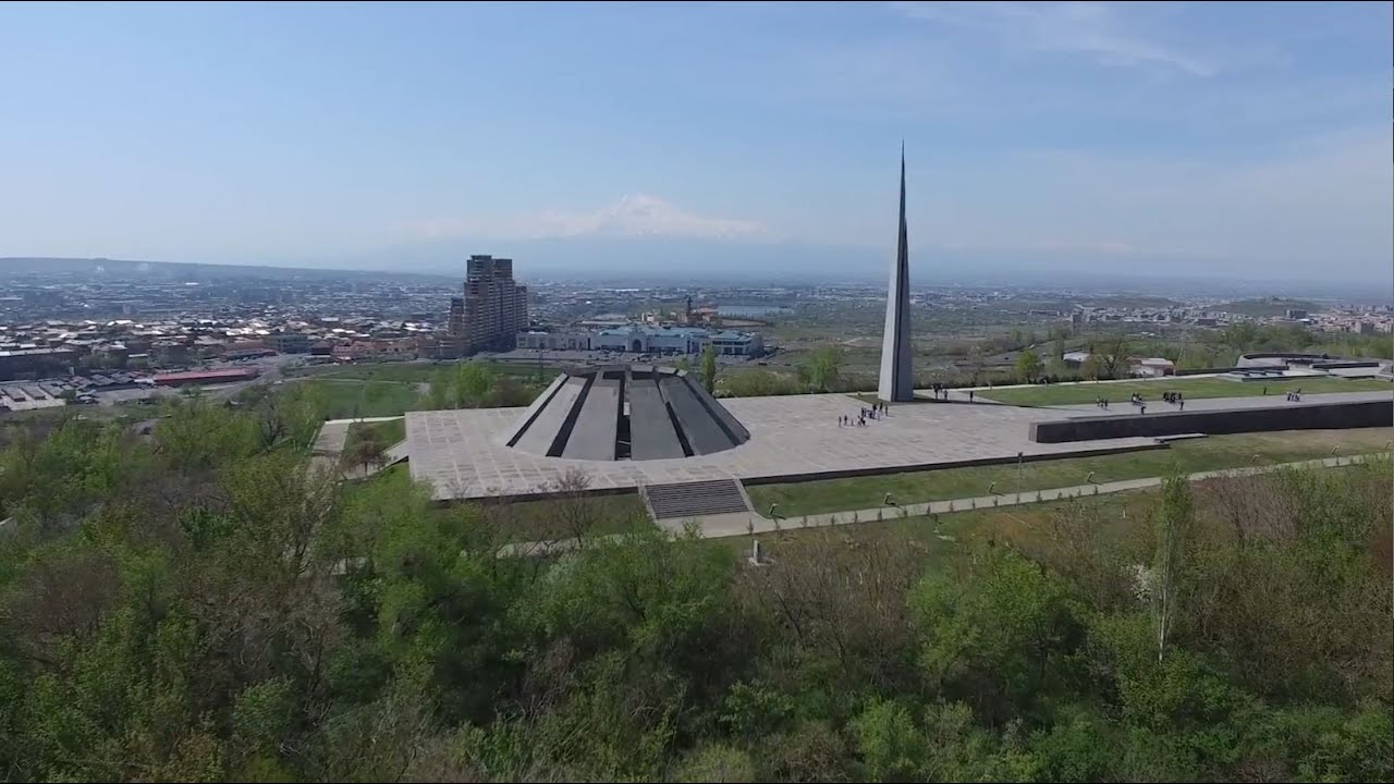 Ереван часовой. Мемориальный комплекс Цицернакаберд. Парк Цицернакаберд Ереван. Ереван памятник Цицернакаберд. Мемориал геноцида армян в Ереване.