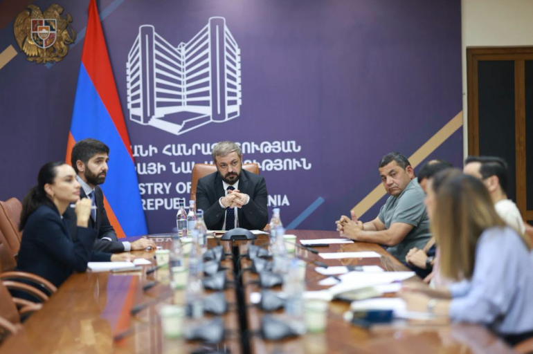 Գևորգ Պապոյանի մասնակցությամբ քննարկվել են ջերմոցային վարդի արտահանման լոգիստիկ և տրանսպորտային առանձնահատկություններին առնչվող հարցեր