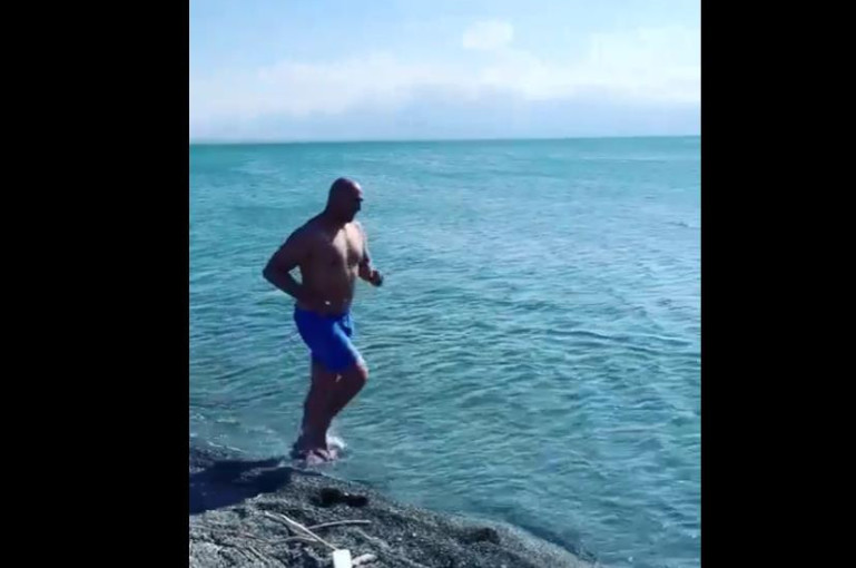 Արթուր Աբրահամը մարզվում է Սևանի ափին (տեսանյութ)