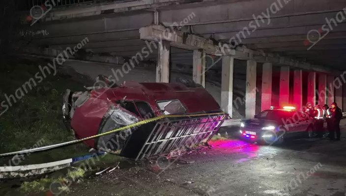 Արմավիրի մարզում «Ford Transit»-ը կամրջից ընկել և հայտնվել է դրա տակ. 2 հոգի տեղափոխվել է հիվանդանոց