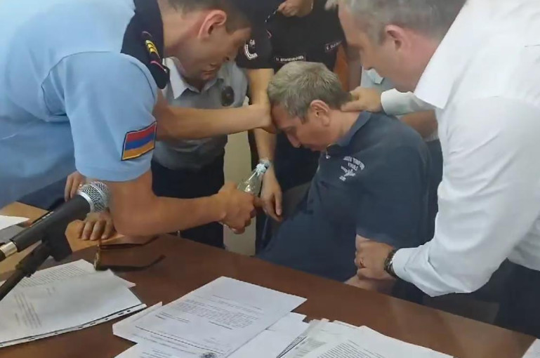 Դատարանի դահլիճում պրոդյուսեր Արմեն Գրիգորյանն ուշաթափվեց (տեսանյութ)