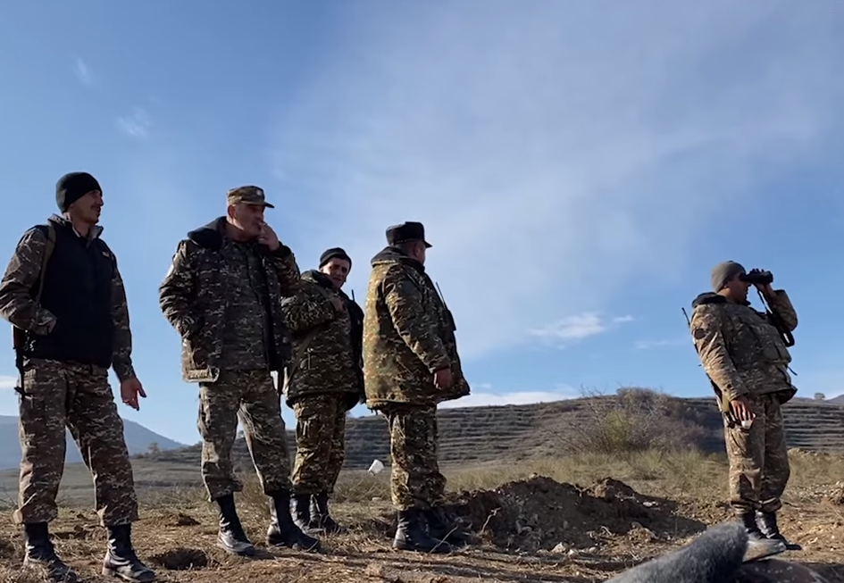 Սյունիք հասած հայ–ադրբեջանական սահմանին մեր տղաները շտապում են առավելագույն բարենպաստ դիրքերում ամրապնդվել (տեսանյութ)